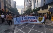 Más de 500 artistas recorrieron el centro de Guayaquil para conmemorar el Día Mundial del Teatro y denunciar la falta de apoyo estatal, espacios escénicos y garantías laborales para el sector cultural.