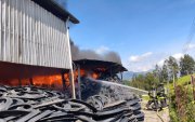 Incendio en recicladora de neumáticos movilizó a más de 25 bomberos en el oriente de Quito.