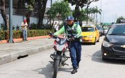 Un agente de tránsito traslada un motocicleta retenida en la avenida Pedro Menéndez Gilbert, este martes 3 de marzo.
