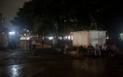 Hay tramos oscuros en los exteriores del parque Centenario, en el centro de Guayaquil.