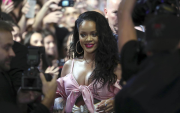 Rihanna, en una aparición pública previa. Su residencia en California fue blanco de un ataque armado que derivó en la detención de una mujer.