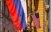 Banderas rusas y estadounidenses cuelgan en el edificio principal de la Embajada de Estados Unidos en Moscú, Rusia, el 12 de marzo de 2026.