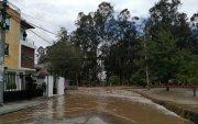 Zonas residenciales que se encuentran cercanas al río Yanuncay han sido afectadas por la creciente y desbordamiento.