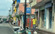 En la avenida José María Egas, en La Alborada, hay basura acumulada la mañana de este jueves 19 de marzo.