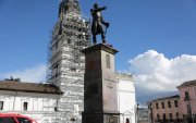 Daños. El monumento de Antonio José de Sucre fue vandalizado en el cierre de las movilizaciones del pasado 8 de marzo en el centro quiteño.