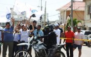 Fiorella Icaza, esposa del alcalde de Guayaquil, con gritos alentaba a su esposo para que todo salga bien la tarde de este 22 de marzo.