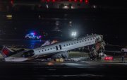 Servicios trabajan en el lugar del accidente de un avión de Air Canada en el aeropuerto internacional LaGuardia en Nueva York, Estados Unidos, el 23 de marzo de 2026.