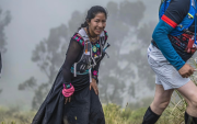 La ecuatoriana Yanna Guillín, con vestimenta tradicional, marcó récord internacional en trail running durante una competencia en Bolivia.