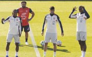 Los jugadores de la selección de Ecuador Pervis Estupiñan (i), Piero Hincapié (c), y William Pacho, durante el entrenamiento en el Estadio Municipal de Butarque en Leganés (Madrid).