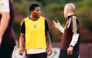 Gonzalo Plata, extremo ecuatoriano del Flamengo, recibe instrucciones durante una sesión de entrenamiento del club brasileño.