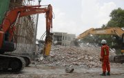 Imagen de archivo de un rescatista retirando los escombros del edificio derrumbado tras el terremoto en Sagaing, Myanmar, el 28 de abril de 2025.