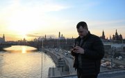 Moscú. Un hombre usa su teléfono inteligente en el puente flotante (Puente Paryashiy) en el parque Zaryadye, en el centro de Moscú.
