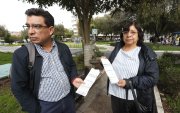 Con planillas en manos, los usarios reclaman por el alto costo de la tasa de recolección de basura.