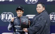 Kimi Antonelli (i) recibiendo el premio por liderar la clasificación del Gran Premio de Japón de este domingo 29 de marzo.