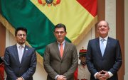 El canciller de Bolivia, Fernando Aramayo (i), el presidente de Bolivia, Rodrigo Paz (c), y el embajador de Perú, Carlos Daniel Chávez-Taffur Schmidt, en La Paz (Bolivia).