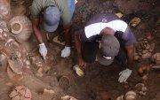 Personas trabajando en la zona arqueológica de El Caño, en el distrito de Natá (Panamá)