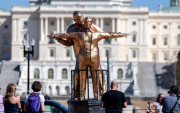 La estatua dorada de 3,6 metros de altura que representa al presidente estadounidense Donald Trump y al fallecido Jeffrey Epstein.