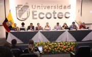 La asambleísta Cecilia Baltazar Yucilla lidera la sesión de la Comisión de Educación en el aula Harvard de la Universidad Ecotec.