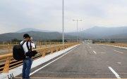 Una persona toma una fotografía en la línea fronteriza entre Venezuela y Colombia este 13 de marzo de 2026, en el puente internacional Atanasio Girardot, en Cúcuta (Colombia)