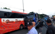 Un camión cargado con varillas metálicas impactó contra un bus interprovincial en Guayaquil, dejando varios heridos y generando congestión vehicular.
