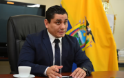 Roberto Ibáñez, Viceministro de Deporte, analiza el marco legal que rodea la continuidad de la dirigencia en el fútbol ecuatoriano.