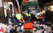 Trabajadores de Urvaseo recogen basura en una calle de Guayaquil.