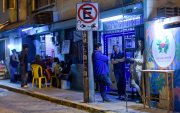 Según moradores, los libadores y restaurantes convertidos en bares afectan el espacio público.