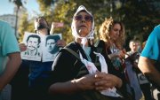 Personas participan este martes durante la manifestación por el Día Nacional de la Memoria por la Verdad y la Justicia en Buenos Aires (Argentina).