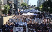 Personas marchan con carteles y banderas este 24 de marzo de 2026, por el Día Nacional de la Memoria por la Verdad y la Justicia en Buenos Aires (Argentina).