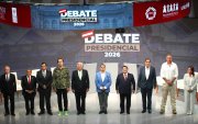 Candidatos a la Presidencia de Perú posan previo a un debate en el Centro de Convenciones este lunes, en Lima (Perú).