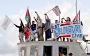 Integrantes del Convoy Nuestra América saludan a su llegada al puerto este martes, en La Habana (Cuba).