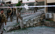 Soldados libaneses inspeccionan la zona de Haret Sakher, en Kesrouan, donde cayeron fragmentos de un misil interceptado el 24 de marzo.