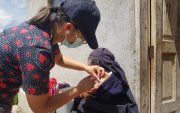 Personal sanitario aplica la vacuna contra la influenza en un centro de salud público.