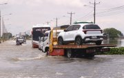 1. Problemas. Muchos vehículos quedan dañados y otros optan por pagar hasta $30 a las grúas para atravesar la zona más anegada de la carretera. Personas también guían a los carros, por $1 o $2.