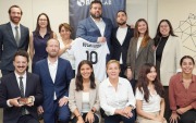 Representantes de BID Lab y LUCHA celebran su alianza en Ecuador, un modelo de inversión con propósito que busca transformar el mercado.