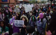Las asistentes llevan carteles con los que alzan su voz de protesta.
