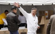 El presidente de Colombia, Gustavo Petro, se despide luego de votar este domingo, en Bogotá (Colombia).