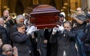 Personas sostienen el féretro del cantante Willie Colón este lunes, al finalizar una misa pública con motivo de su funeral en la Catedral de San Patricio en Nueva York.