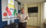 El dirigente y exasambleísta del PID, Arturo Moreno, en la sede del movimiento.
