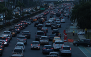 Tránsito. Largas filas de vehículos se observan a lo largo de la avenida Samborondón.