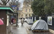 Migrantes viven en tiendas de campaña en una céntrica calle de París.