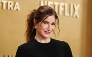 Kathryn Hahn asiste a la 32.ª edición de los Premios Anuales de Actor en el Auditorio Shrine y Expo Hall el 1 de marzo de 2026 en Los Ángeles, California.