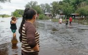 Personas durante una inundación en Agua Azul, provincia de Tucumán, Argentina, el 11 de marzo de 2026.