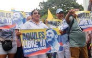 Con pancartas y consignas, ciudadanos pidieron la liberación de Aquiles Álvarez durante una protesta en Guayaquil.
