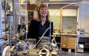 La investigadora Barbara Noziere junto al espectrómetro usado para realizar las primeras observaciones de los tetroxidos.