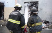 Los bomberos trabajaron por casi cinco horas para apagar el incendio en una bodega de la cooperativa Gallegos Lara, en el noroeste de Guayaquil.