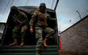 Militares ecuatorianos durante un operativo, imagen referencial en el contexto de la investigación por la muerte de un ciudadano en Milagro.