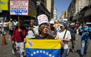 Una persona sostiene una bandera durante una manifestación en Caracas (Venezuela).