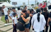 El abrazo de familiares marca el reencuentro con los 16 pescadores manabitas, rescatados con vida tras el naufragio en alta mar.