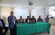 Representantes del gremio de transportistas de Quito durante una rueda de prensa el 24 de marzo de 2026.